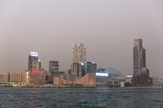 香港风情旗袍秀，茶香中诉说着忧郁的都市故事